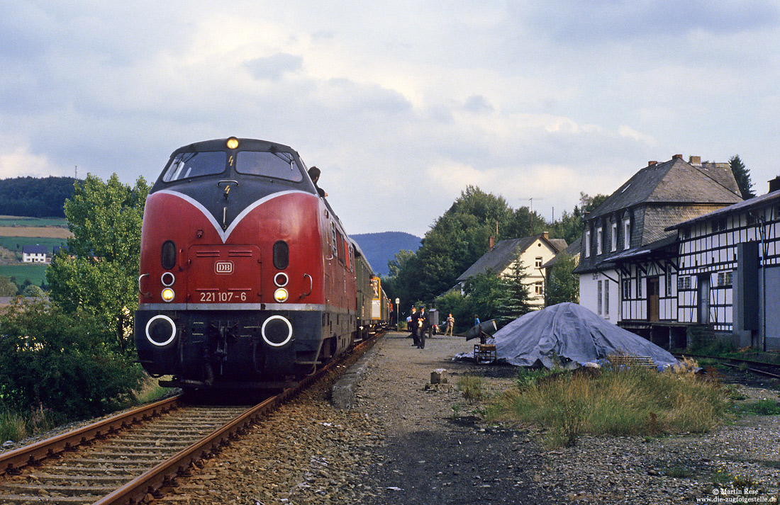 221 107 mit Sonderzug im Bahnhof Dorlar