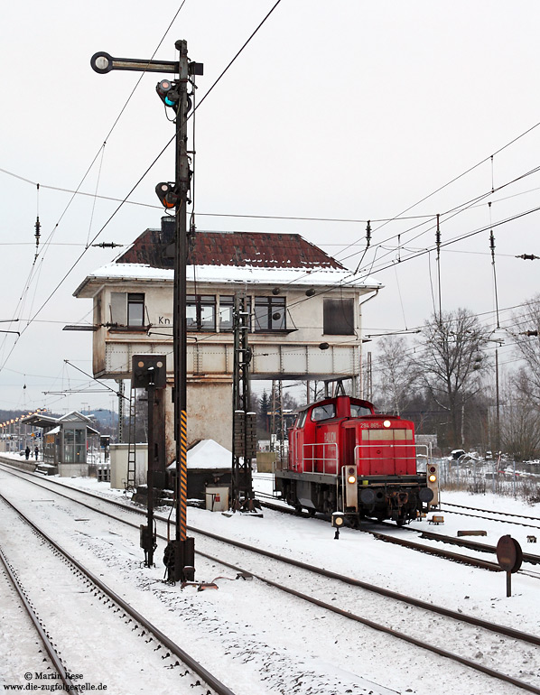 294 865 im Bahnhof Kreuztal mit Stellwerk und Formsignale
