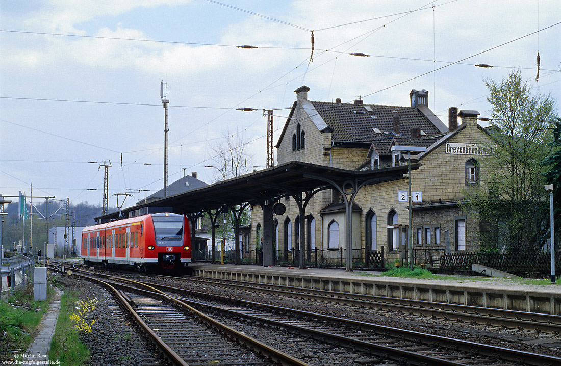 Als RE 29683 (Essen - Siegen) fährt der 426 014 in Grevenbrück ein