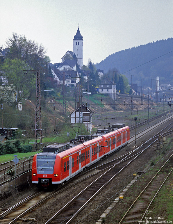 Als RE 29680 Siegen – Essen verlassen Triebwagen der Baureihe 426 den Bahnhof Finnentrop