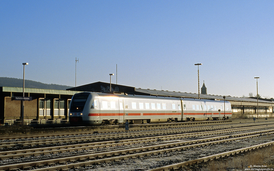 612 490 im ICE-Lackierung erreicht als RE34408 Kassel Wilhelmshöhe - Hagen den Bahnhof Neheim Hüsten