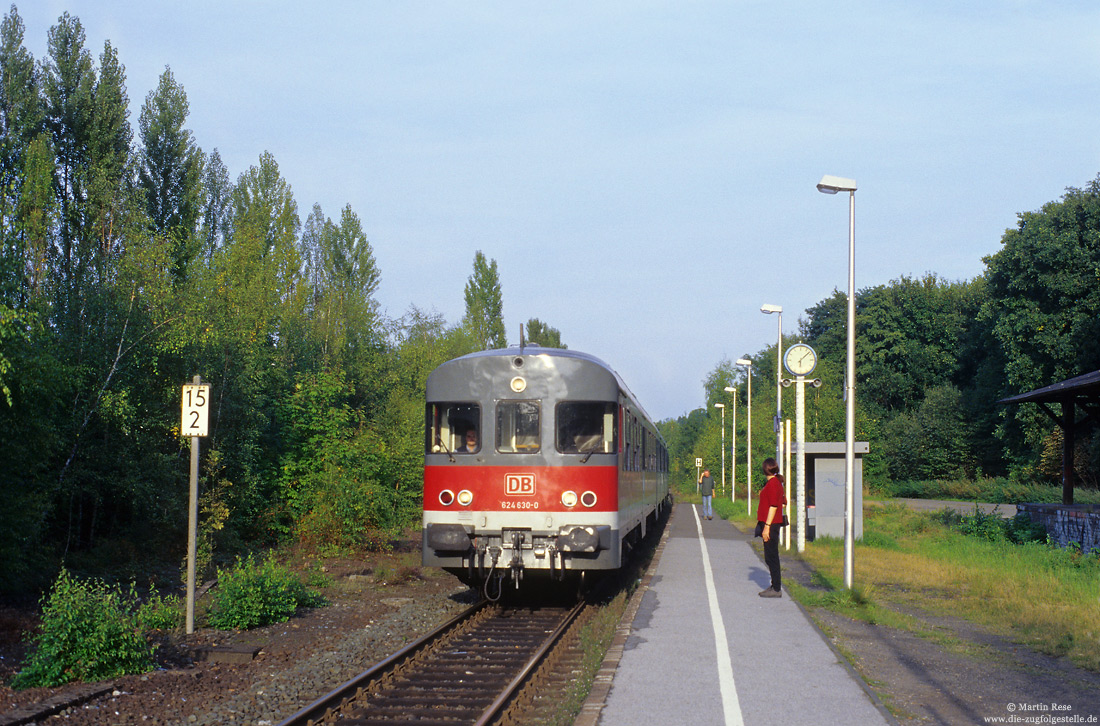 624 630 in verkehrsrot im Bahnhof Ergste 