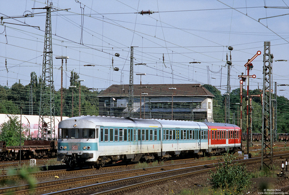 624 637 mintgrün grau bei der Einfahrt in Schwerte mit Reiterstellwerk