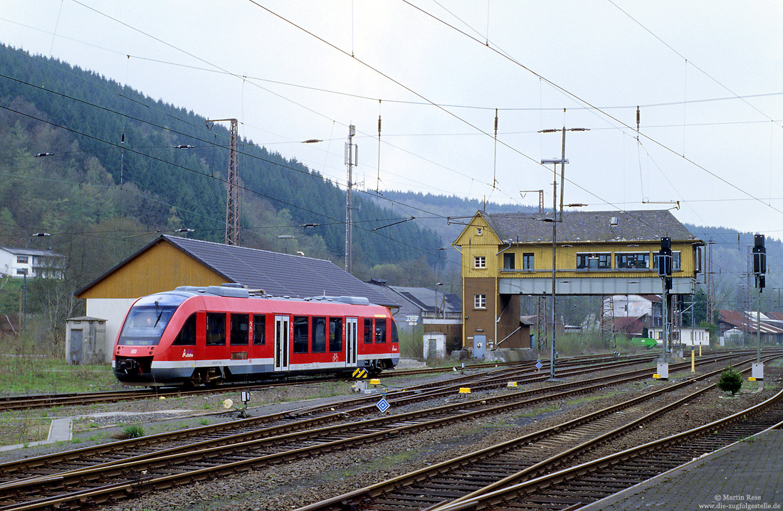 640 008 im Bahnhof Finnentrop mit Reiterstellwerk