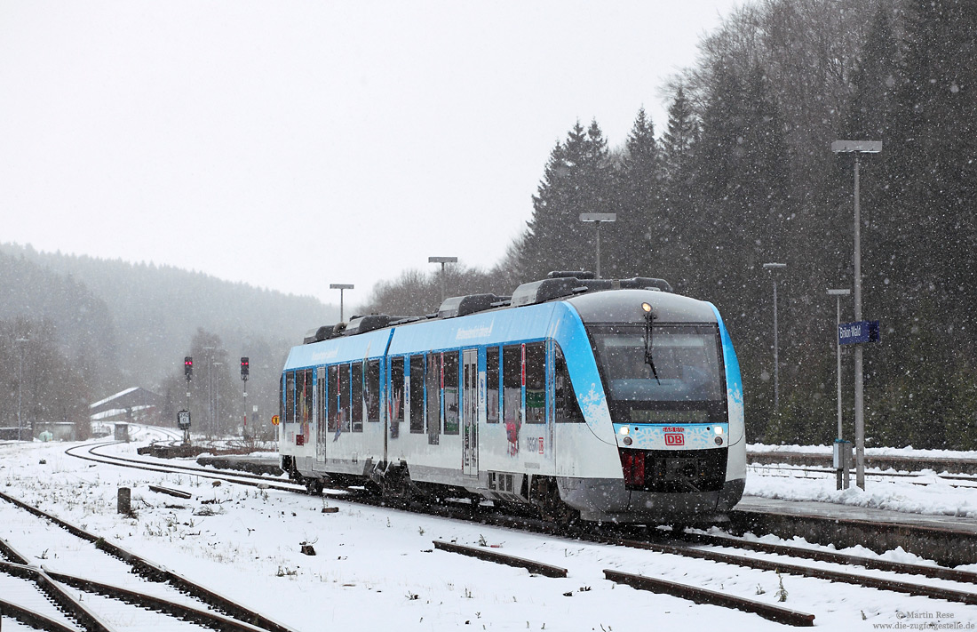 648 110 mit Werbung für die Bob-WM in Winterberg bei der Einfahrt in Brilon Wald