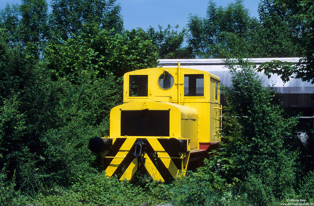 gelbe Lok 2 (Deutz 25922/1938) der Grevenbrücker Kalkwerke als Denkmal in Grevenbrück