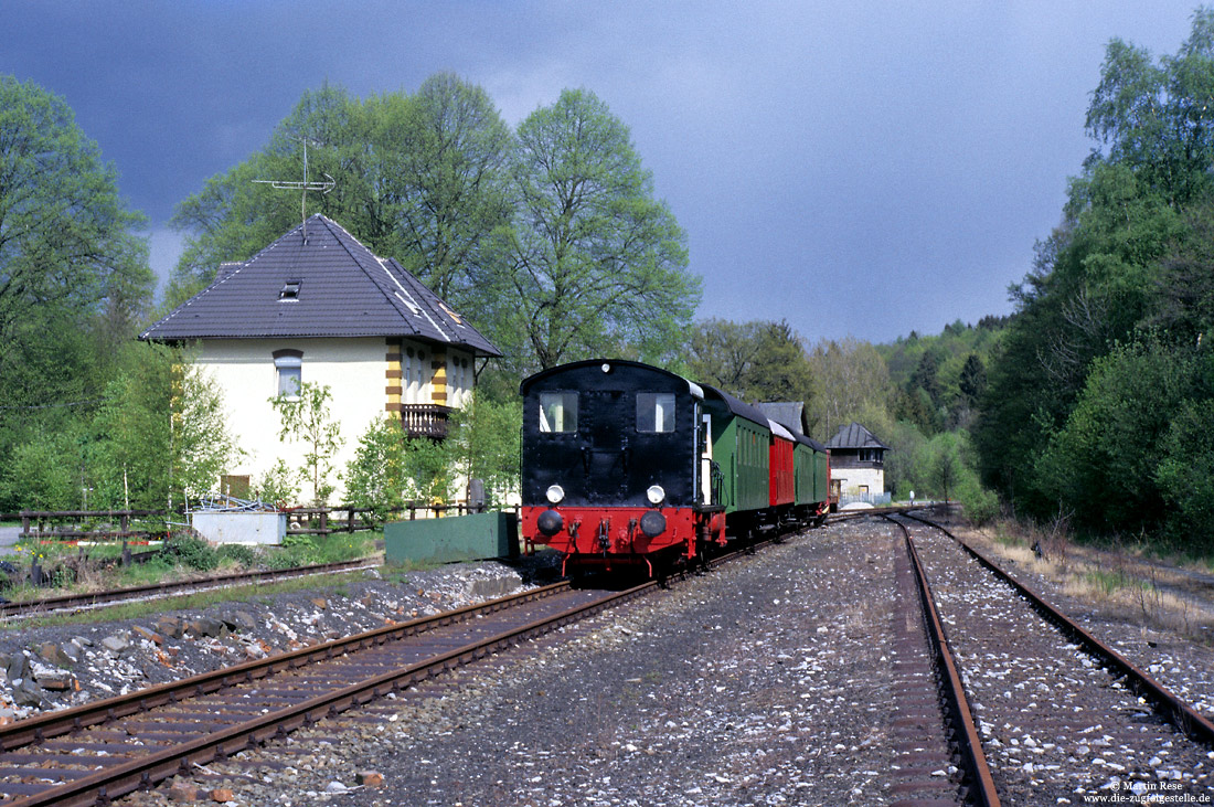 V20 042 der Museumseisenbahn Paderborn im Bahnhof Ringelstein auf der Westfälischen Almetalbahn