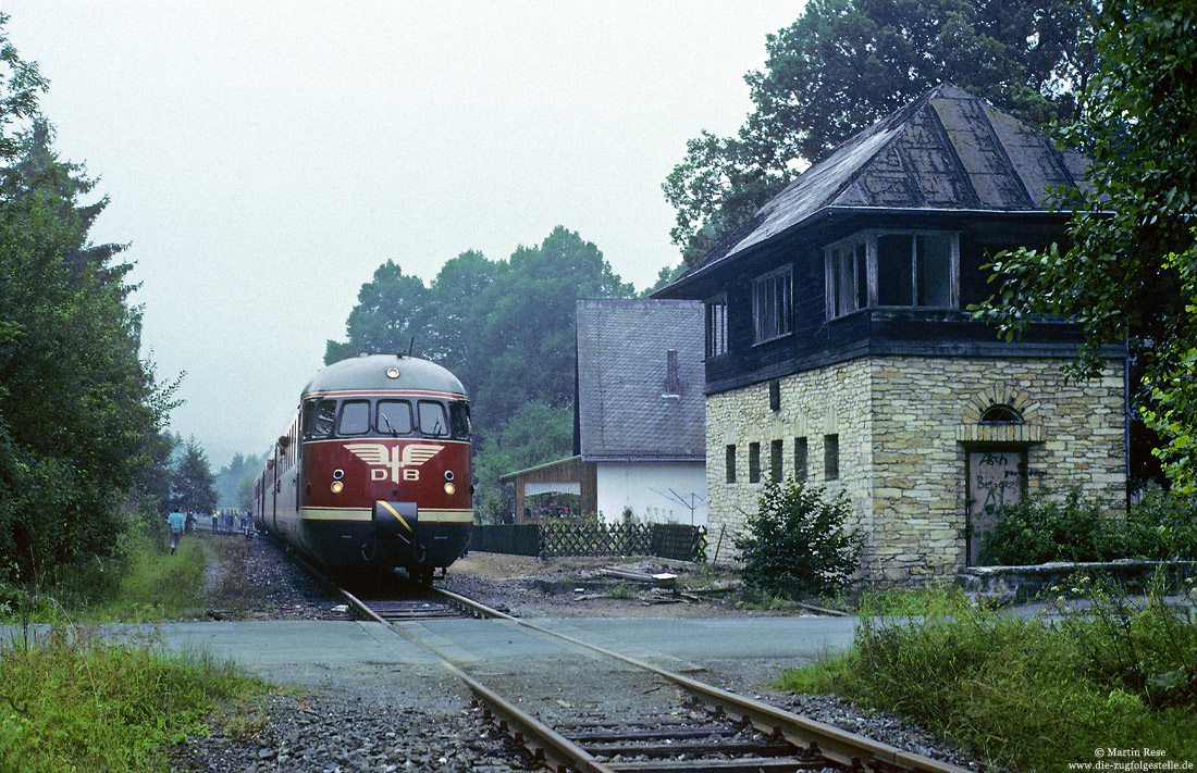 VS08 503 als Sonderzug der Eisenbahnfreunde Paderborn auf der Westfälischen Almetalbahn im Bahnhof Ringelstein mit ehemaligen Stellwerk