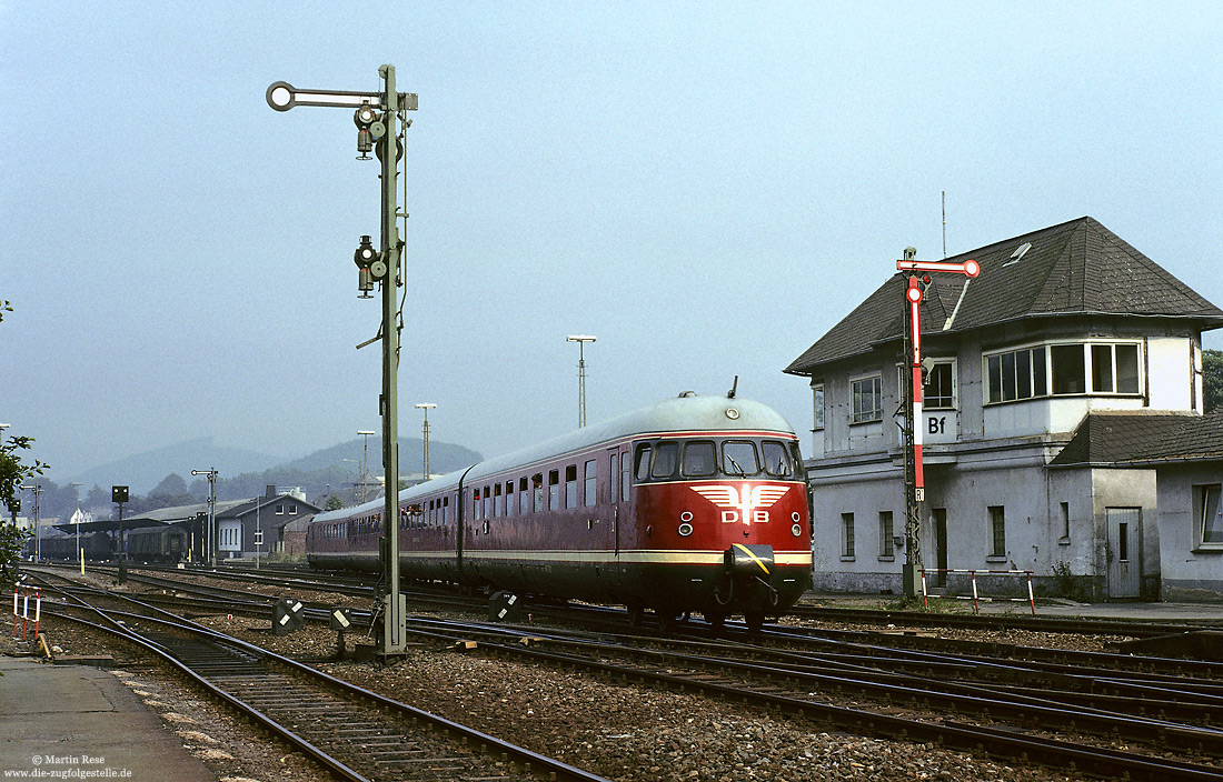 VS08 503, alias 913 503, im Bahnhof Bestwig mit Formsignalen und Stellwerk Bw