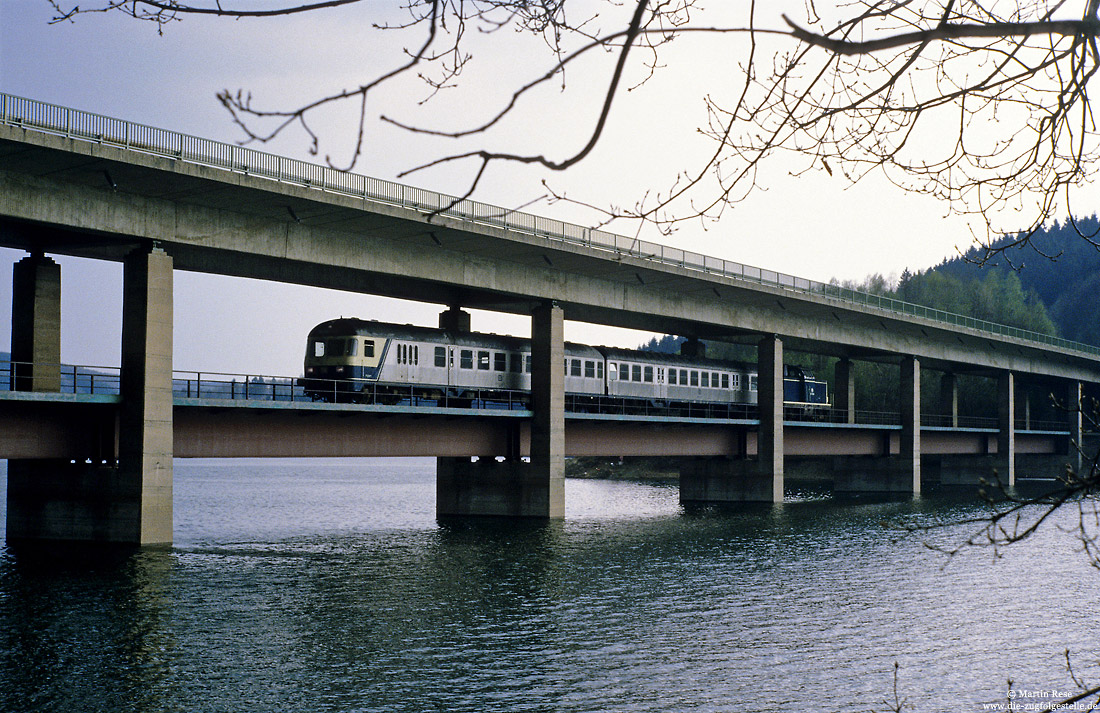 212 314 mit Wendezug auf der Doppelstockbrücke bei Sondern am Biggestausee
