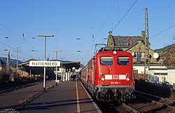 141 330 mit Regionalbahn im Bahnhof Plettenberg.