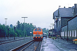 CityBahn-Lok 218 142 mit E3683 aus Essen Hbf im Bahnhof Winterberg 