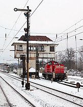 294 865 im Bahnhof Kreuztal mit Stellwerk und Formsignale