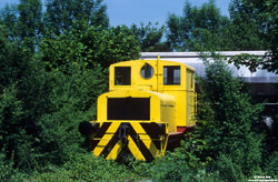 gelbe Lok 2 (Deutz 25922/1938) der Grevenbrücker Kalkwerke als Denkmal in Grevenbrück