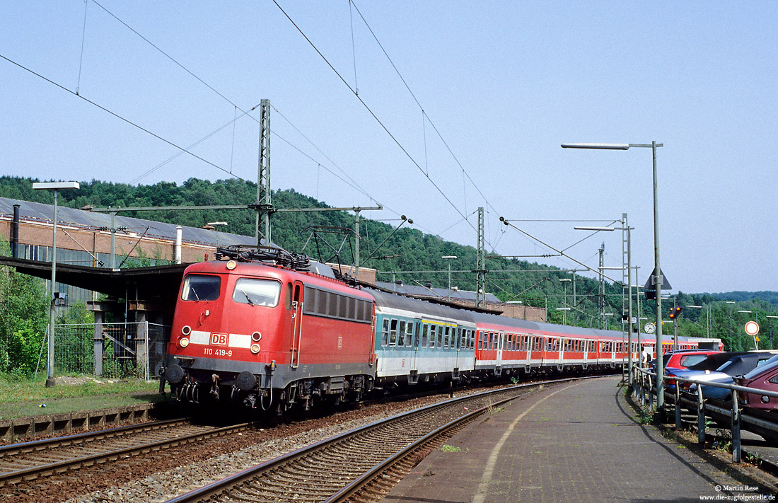 110 419 mit n-Wagen im Bahnhof Wissen (Sieg) vor dem Umbau