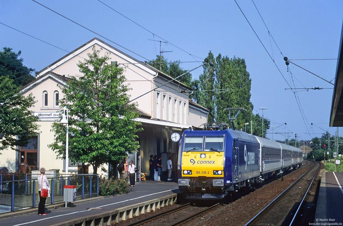 185 516 mit privaten Fernzug Interconnex im Bahnhof Hennef auf der Siegstrecke