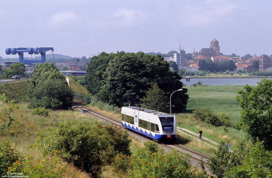 646 106 auf der Insel Usedom Wolgaster Fähre mit dem Ort Wolgast im Hintergrund