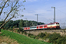 Ein elegantes und bei Fotografen beliebtes Fahrzeug war die 218 217 im TEE-Lack. Seit ihrer Indienststellung war diese Lok in Regensburg beheimatet und wechselte im Herbst 2001 zum Bw Trier. Mit dem RE 22668 (Trier - Köln Deutz) habe ich diese Lok am 29.9.2001 nahe des Kölner Betriebsbahnhofs fotografiert. Anlässig der fälligen Hauptuntersuchung im August 2002 wurde die Lok auf Weisung von "oben" in Verkehrsrot umlackiert.