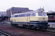 218 242 mit Schneeräumer in ozeanblau/beige im Bahnhof Lübech Hbf mit Formsignale