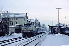 Im verschneiten Bahnhof Immenstadt habe ich am 29.11.1993 die Haltinger 218 397 mit dem E3785 (Ulm - Basel) fotografiert.