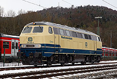 Neben der Kurhessenbahn hat auch die Westfrankenbahn eine 218 im Bestand – die 216 460, die im Dezember 2016 das Werk Bremen in der oceanblau/beigen Lackierung der deutschen Bundesbahn verlassen hat. Am 11.1.2017 bekam ich die frisch lackierte Lok in Horb vor die Linse.