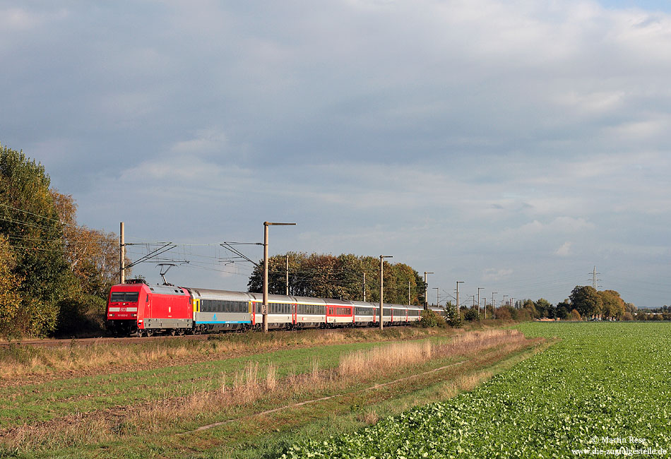 Mit einem ehemaligen Cisalpino-Wagen an der Zugspitze fährt der EC100 nahe Sechtem gen Köln. Zuglok am 13.10.2009 war die 101 022.