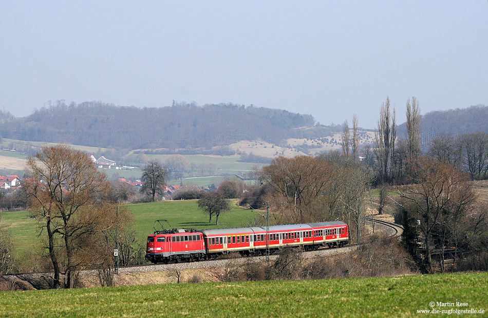 Und so sieht auf der KBS 995 derzeit noch der Planverkehr aus: Nahe Westhausen schiebt die Stuttgarter 110 454 die RB 37157 nach Donauwörth.