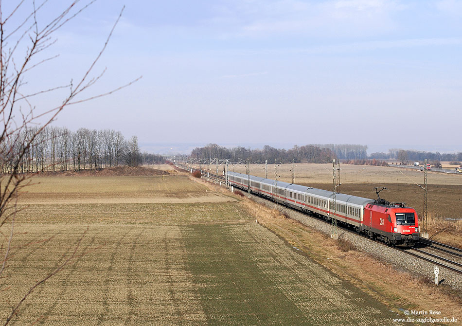 Planmäßig wird der IC2083 (Hamburg – Berchtesgaden) mit ÖBB-Taurus bespannt. Nahe Nordendorf fährt der IC2083 dem nächsten Halt Augsburg entgegen. Zuglok am 3.2.2009 war die 1116 185. 
