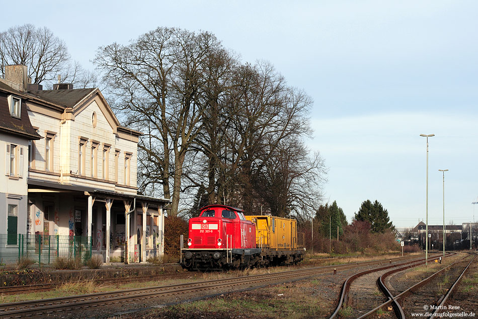 Auf Putztour durch das Rheinland befand sich die 212 323 von DB-Services und befuhr dabei auch die KBS 458. Am frühen Vormittag des 19.11.2009 habe ich den Zug in Remscheid Lüttringhausen abgewartet.