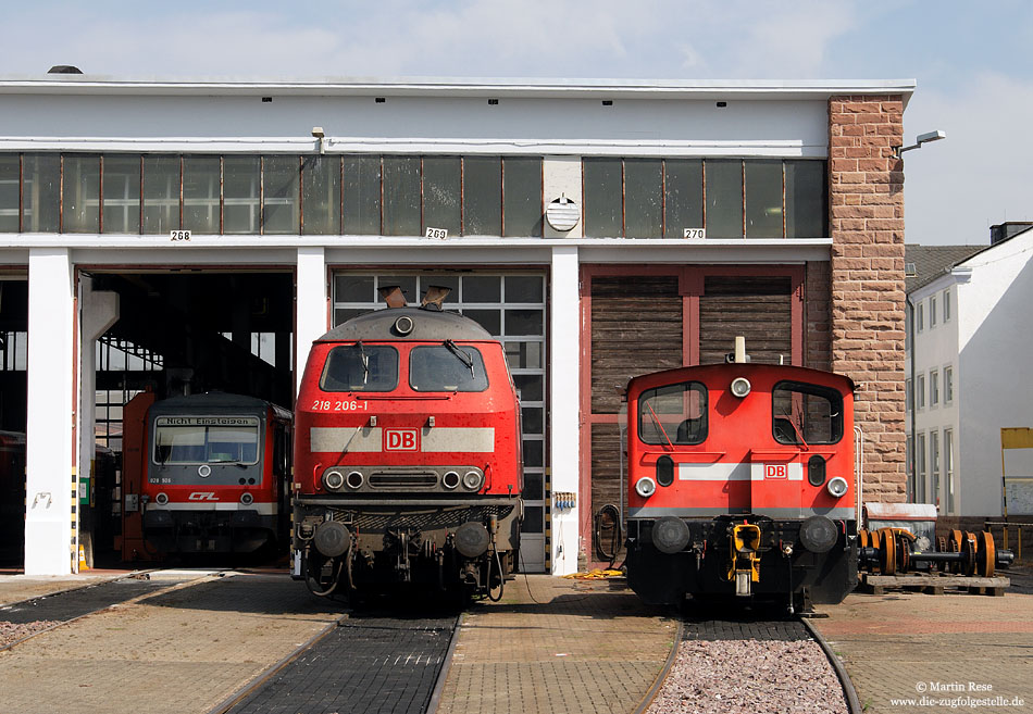 Anfang Oktober wird auch die 218 206 wegen Fristablauf abgestellt. Bis dahin verdient sich die Lok ihr „Brot“ mit den Regionalexpress-Zügen zwischen Trier und Köln Deutz. Am 9.9.2009 sonnt sich die Lok in ihrem Heimat-Bw Trier.