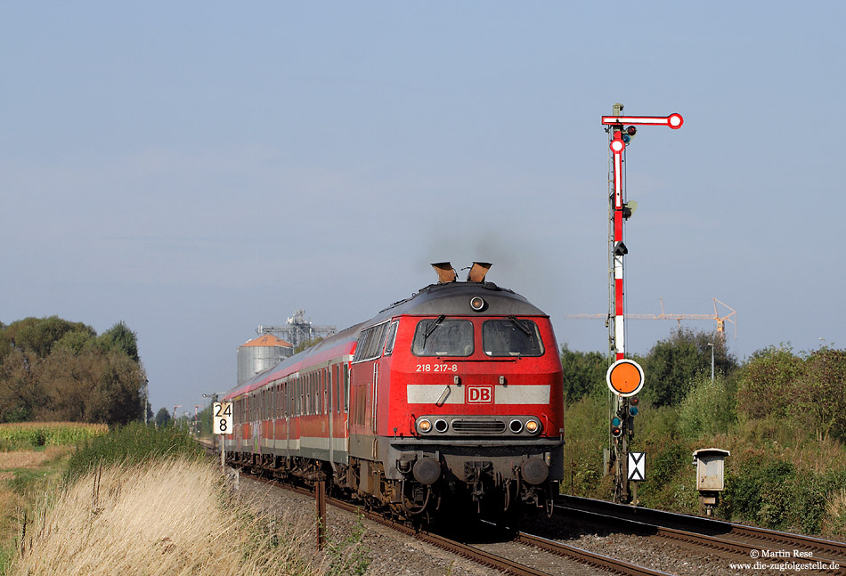 Bei fast sommerlichen Temperaturen fährt die 218 217 mit dem RE 12085 bei Derkum nach Trier. Vom Herbstanfang merkt man an diesem 22.9.2009 noch nicht viel.