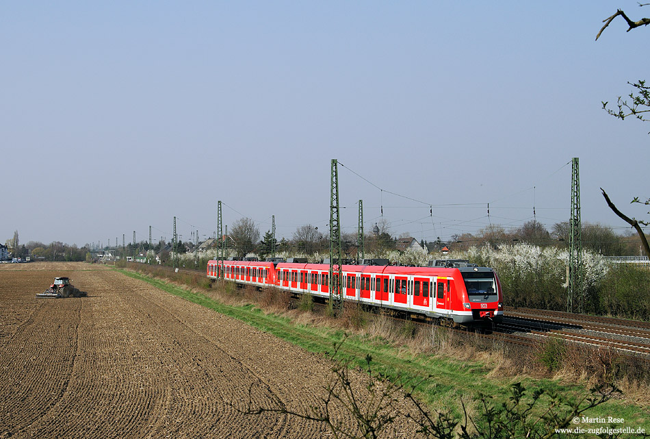 Nach langen Anlaufschwierigkeiten sind nun auch die neuen Triebwagen der Baureihe 422 im Planeinsatz zu finden. Mit den Durchläufern nach Solingen Hbf findet man auch einige Leistungen auf der S1 (Dortmund – Düsseldorf). Auf einem solchen Langlauf ist mir der 422 503 nahe Duisburg Rahm vor die Linse gefahren. 3.4.2009