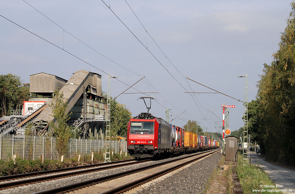 Noch bis Dezember ist die Strecke Karlsruhe - Ettlingen West - Rastatt wegen Bauarbeiten gesperrt. Der gesamte Verkehr fährt daher über Durmersheim. Hier habe ich die Re482 012 mit einem Containerzug nahe Forchheim fotografiert. 29.9.2009
