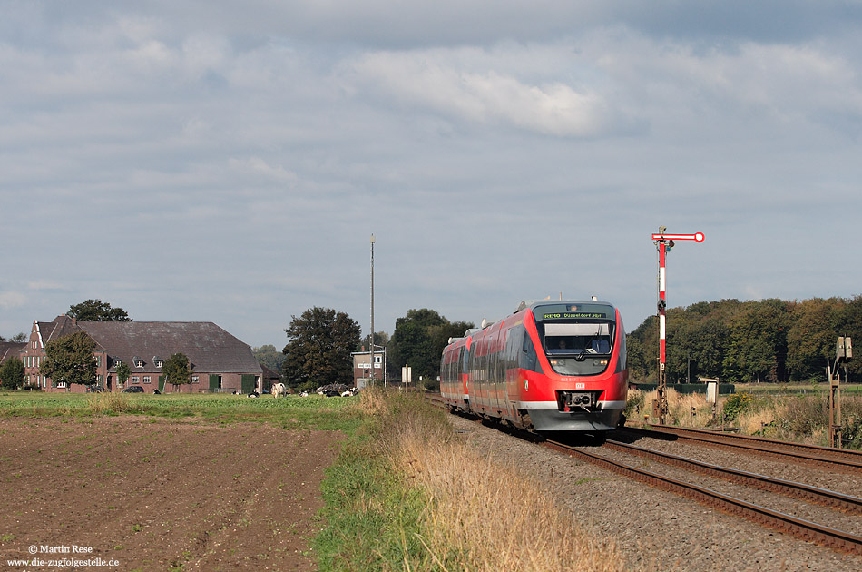 Zwischen Geldern und Nieukerk befindet sich die Blockstelle Vernum, von wo aus neben den Blocksignalen auch einige Bahnübergänge zu bedient werden. Die Aufnahme vom 14.10.2009 zeigt den RE10035 nahe der Blockstelle.