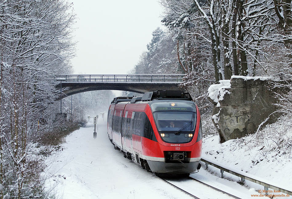 Das Ereignis Anfang Januar 2009 war zweifelsfrei der Wintereinbruch in NRW mit Schnee bis in die Niederungen des Rheinlandes! In der Nacht zum 5. Januar gab es 15 cm Neuschnee, was auf Straßen und Schienen zeitweise zum Chaos führte. 
Auf dem Weg nach Overath passiert der 644 003 mit 15 Minuten Verspätung den ehemaligen Nato-Anschluss bei Porz Heumar. 5.1.2009