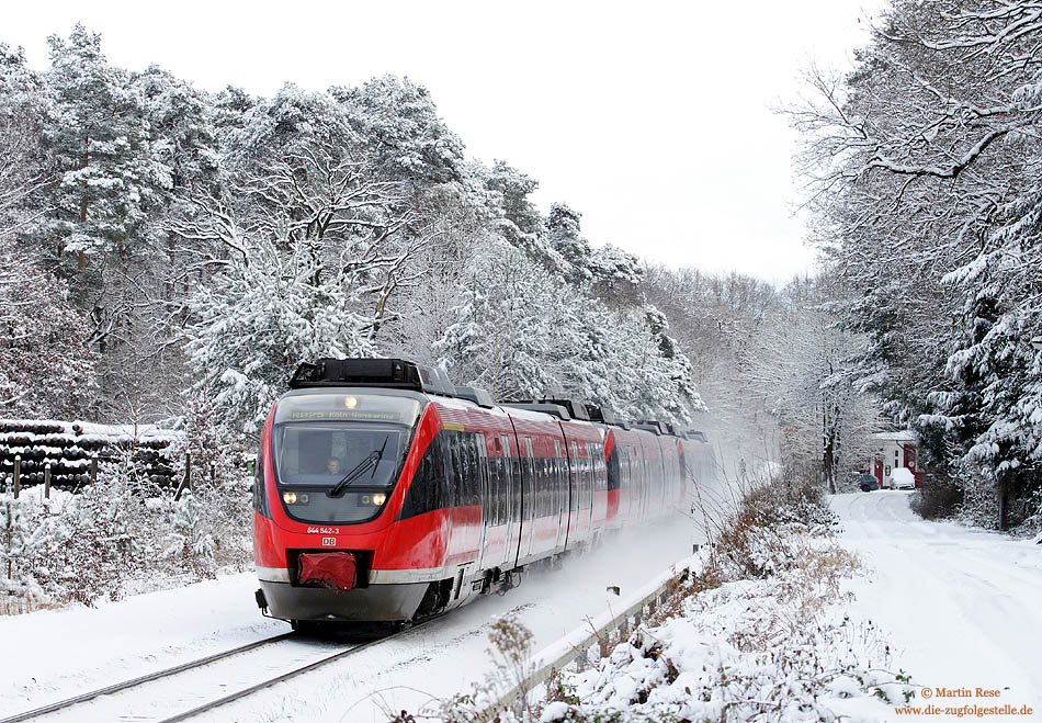 Auf meiner „Hausstrecke“ entstand am 5.1.2009 ein weiteres Schneefoto: Als RB 11843 (Marienheide – Köln Hansaring) durchfährt der 644 534 den ehemaligen Bahnhof Königsforst.