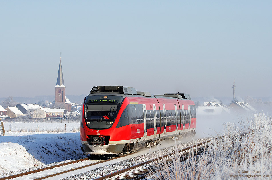 Tags darauf fuhr ich in die Eifel, um hier den Schnee im Bild festzuhalten. Bei -10 Grad und herrlichem Sonnenschein fährt der 644 560 vor der Kulisse des Ortes Weilerswist in Richtung Euskirchen. 6.1.2009