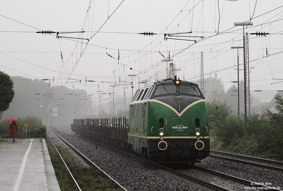 Vom goldenen Oktober keine Spur! Bei typischem Herbstwetter durchfährt die D9 (ex 220 053) der Brohltalbahn den Bahnhof Hilden. 6.10.2009