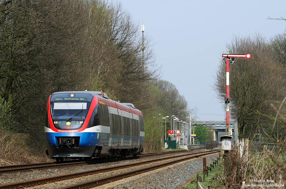Auf der Strecke Dorsten - Bottrop dominieren heute Triebwagen vom Typ Talent der „Prignitzer Eisenbahn“ sowie der „NordWestBahn“. Nahe der Blockstelle Feldhausen hat der VT 643.03 als PEG 81816 (Dorsten – Oberhausen) soeben den gleichnamige Haltepunkt verlassen. 7.4.2009