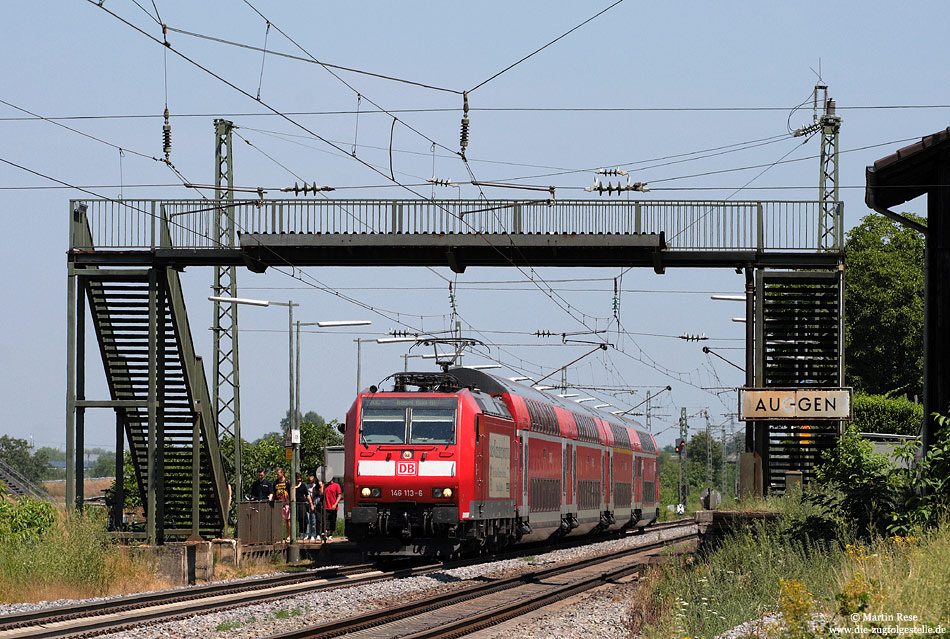 Am 14.7.2010 zeigte der Sommer in Deutschland was er kann. Bei Temperaturen, bei denen man lieber mit einer „Hopfenkaltschale“ im Schatten sitzt, habe ich die 146 113 mit dem RE 31015 nach Basel Bad Bf in Auggen fotografiert.