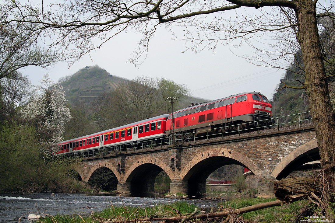 Zwischen Dernau und Walporzheim überquert die 218 137 mit der RB 12723 die Ahr. 19.4.2010