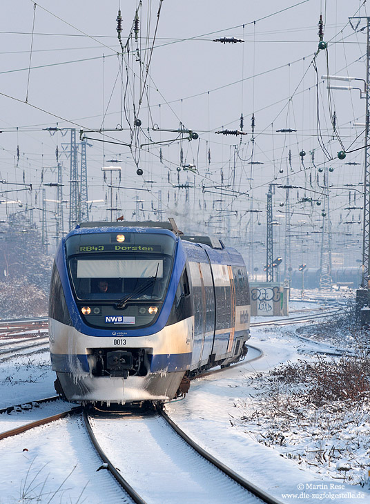 Auf der Emschertalbahn (KBS 426) verkehrt die Nordwestbahn mit Triebwagen vom Typ Talent im Stundentakt. Als NWB 33962 fährt der VT0013 in Wanne Eickel ein. 26.1.2010
