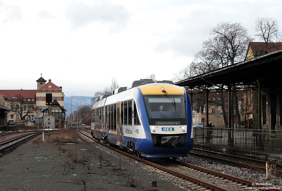Auf den Strecken rund um Halberstadt dominieren die Triebwagen des Harzexpress (HEX). Als HEX 83399 (Thale – Vienenburg) fährt der VT806 in Quedlinburg ein. 26.2.2010