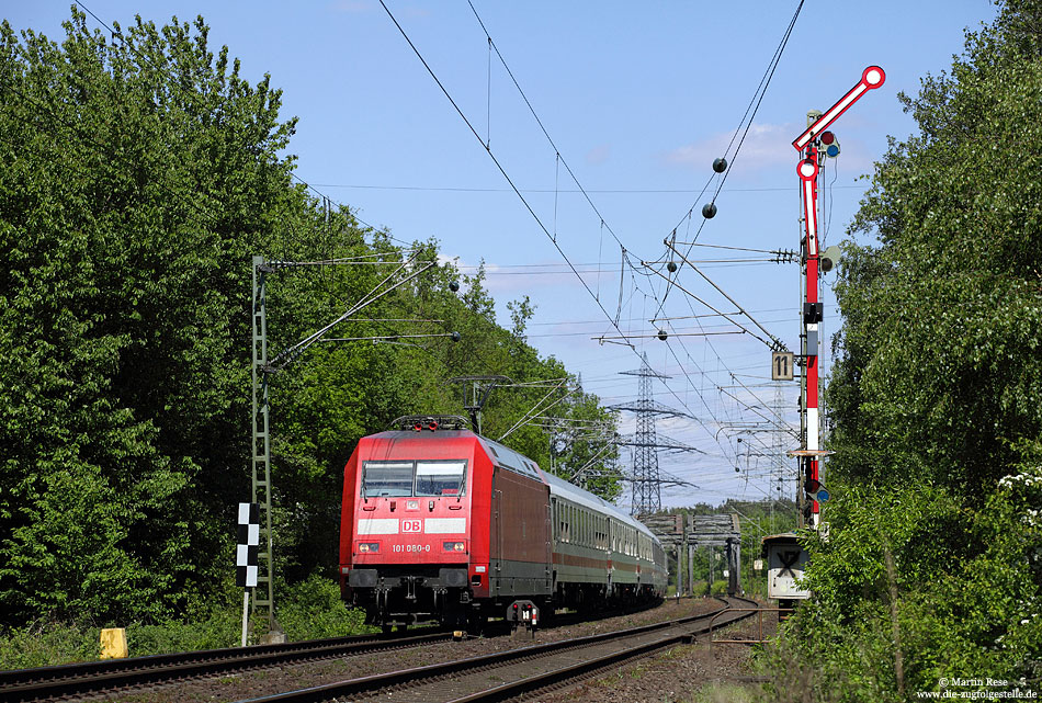 Entlang der Emslandstrecke besitzen nur noch die Bahnhöfe Leschede, Meppen, Lingen und Hanekenfähr Formsignale. Am südlichen Einfahrsignal des Bahnhofs Hanekenfähr habe ich die 101 080 mit dem IC132 nach Luxemburg fotografiert. Das Einfahrsignal zeigt schon „Fahrt Frei“ für den RegionalExpress nach Emden. 3.5.2011