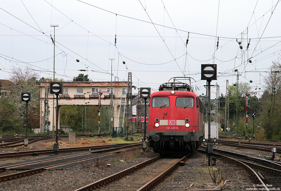 Am 1.3.2011 wurde die 110 410 von Frankfurt nach Dortmund umbeheimatet. Zwischen 1979 und 1995 zählte sie schon einmal zum Bestand des Bw Dortmund. Am 5.4.2011 habe ich diese Lok in Düsseldorf Abstellbahnhof fotografiert.