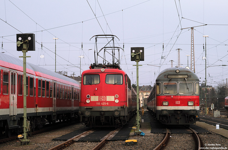 Seit dem Fahrplanwechsel im Dezember kommen rund um Düsseldorf wieder verstärkt Lokomotiven der Baureihe 110 zum Einsatz. Bei Tage pausieren derzeit sieben Lokomotiven dieser Baureihe im dortigen Abstellbahnhof. 110 425 fotografiert in Düsseldorf Abstellbahnhof, am 11.1.2011