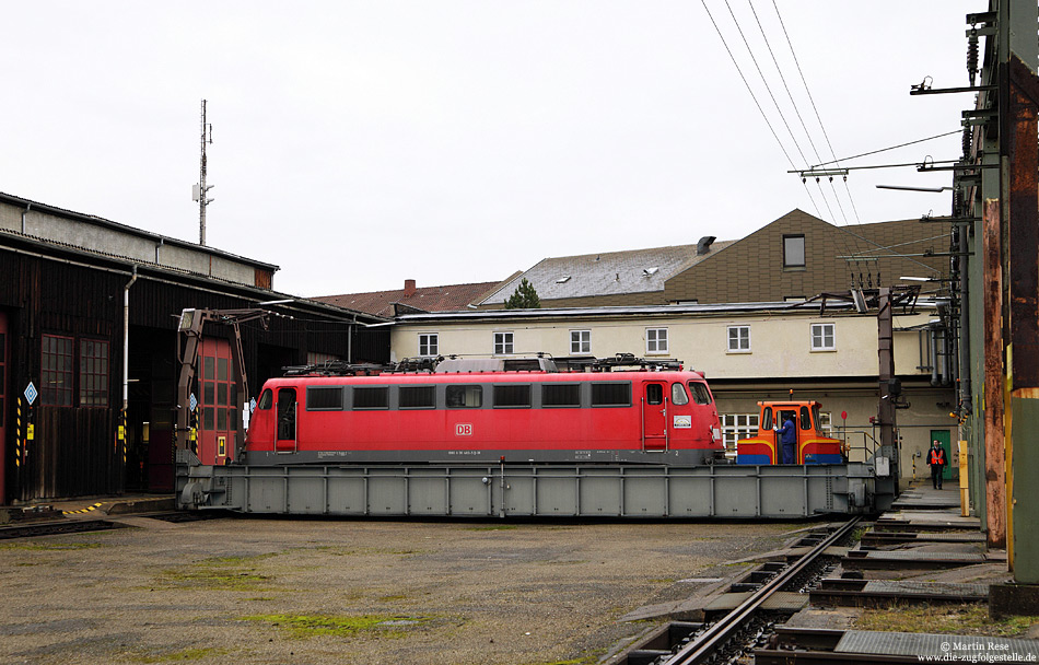 110 483 auf der Schiebebühne im Heimat-Bw Stuttgart. 23.12.2011