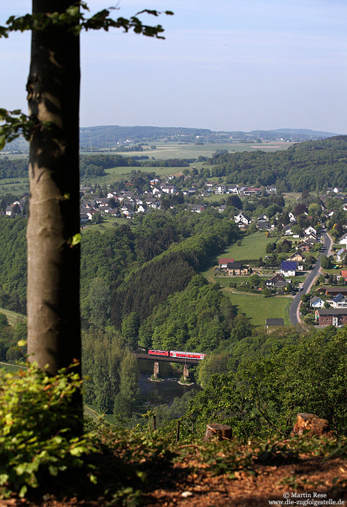 Zwischen Rosbach und Au passiert die Stuttgarter 111 079 mit dem RE10907 (Aachen – Siegen) die Sieg. 5.5.2011