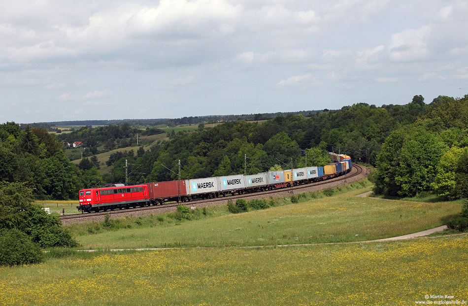 Die Strecke Nürnberg - Regensburg ist eigentlich für den dichten Güterverkehr bekannt. Am 17.6.2011 herrschte hier allerdings Flaute! Dennoch gelangen einige nette Aufnahmen: 151 147 mit einem Containerzug gen Regensburg, fotografiert bei Edlhausen.