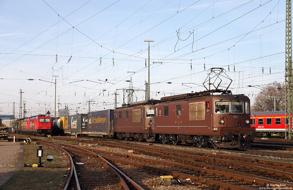 Äußerlich machen die Re4/4 einen recht alten Eindruck, obwohl sie erst Mitte der 70er Jahre in Dienst gestellt wurden. Am 28.12.2011 bespannten die Re4/4 425 173 und Re 4/4 425 183 einen Containerzug, fotografiert in Basel Bad Bf.
